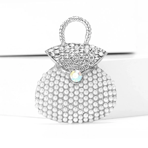 Detailansicht der silbernen Handtaschen-Brosche mit Perlen und funkelnden Strasssteinen