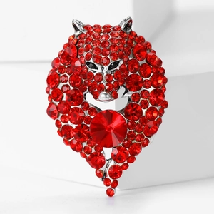 Broche tête de loup en argent avec strass rouges éclatants et une pierre de rubis centrale