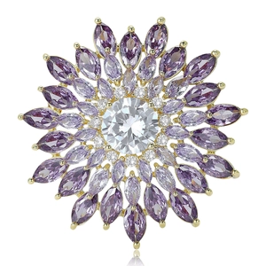Broche fleur soleil élégante avec zircons violets étincelants sur socle doré poli