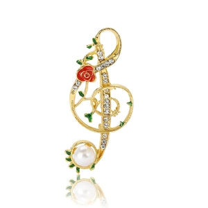 Broche clé de sol dorée avec perle blanche et rose rouge pour costumes élégants