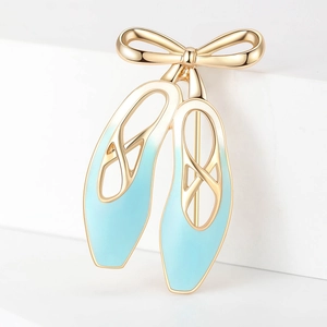 Broche ballerine bleu clair élégante avec nœud doré sur un fond blanc épuré minimaliste
