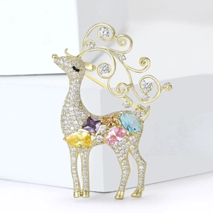 Broche élan dorée exquise avec zircons colorés et pierres précieuses sur socles blancs