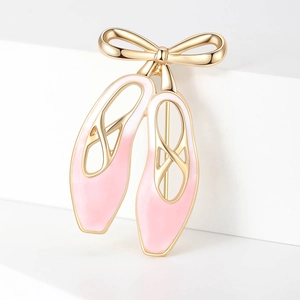 Détail de la broche chausson de ballet en émail rose avec finition dorée et nœud élégant