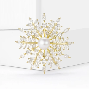 Élégante broche flocon de neige avec zircons micro-paves et perle blanche centrale