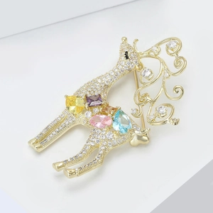 Élégante broche renne dorée ornée de zircons blancs et de pierres précieuses colorées