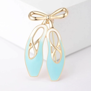 Broche chaussons de danse élégante en alliage doré avec émail bleu et blanc pour costumes