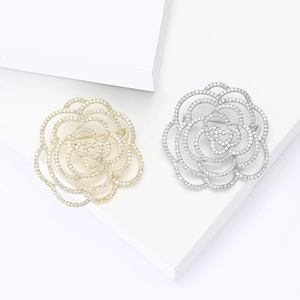 Exquisite hohle Kamelien-Brosche mit Zirkon-Inlays in Gold- und Silberplattierung