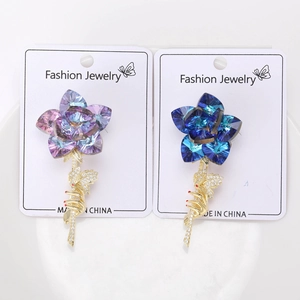 Détail des broches roses en cristal avec placage à l'or et incrustations de zircone
