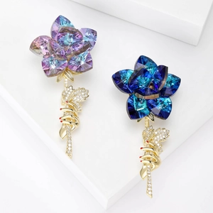 Broche Rose en Cuivre et Zirconia Cristal Artificiel Élégante Design Unique de Main Tenant la Tige de Fleur Cadeau de Saint Valentin Femme