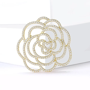 Eleganter hohler Kamelienblüten Broschen Pin in Gold mit funkelnden weißen Zirkonia Steinen