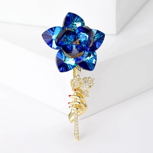 Broche rose en cristal bleu élégante avec détail main dorée et zircons brillants