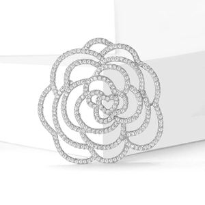 Eleganter Kamelienblüten-Anstecknadel aus Silber mit Zirkonia auf weißem Stein