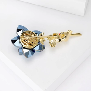 Broche rose élégante plaquée or avec cristaux bleus et zircons pour un style sophistiqué