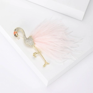 Vue détaillée d'une broche flamant rose avec zircons et plumes roses douces