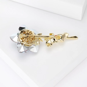 Détail du dos de la broche fleur avec placage doré et pétales en cristal facetté