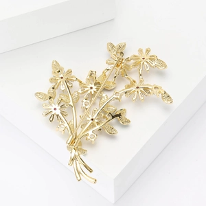 Détail d'une broche bouquet de marguerites avec pierres rouges et éclats de zircon