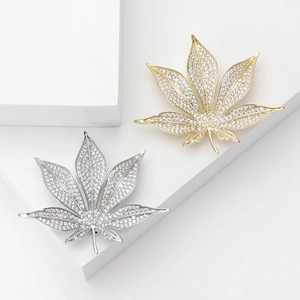 Elegante Ahornblatt-Broschen in Gold und Silber mit Mikro-Pave-Zirkonia-Kristallen verziert