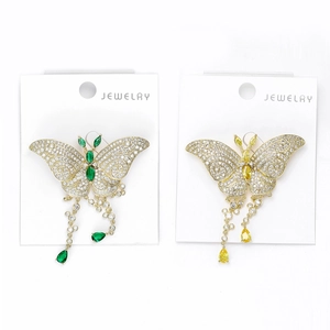 Élégante broche papillon en zircon avec de longs glands en vert et placage d'or jaune