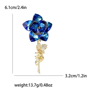 Broche élégante rose bleue avec cristaux et design main dorée, taille 6,1cm par 3,2cm