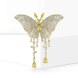 Broche papillon dorée élégante avec glands en zircon et ailes pavées de cristaux