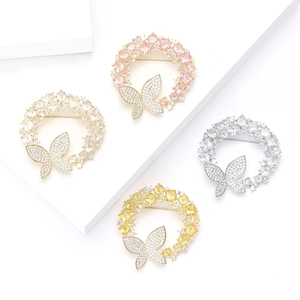 Broche couronne papillon élégante avec zircons de luxe déclinée en quatre couleurs