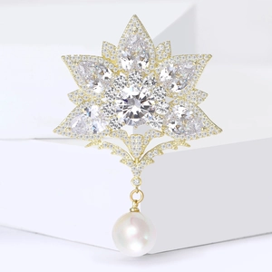 Luxuriöse Brosche aus Kupfer und Zirkonia mit Perlen für elegante Damenmäntel