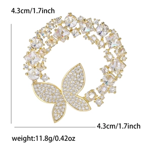 Détail de l'élégante broche couronne papillon montrant la taille de 4,3 cm et cristaux