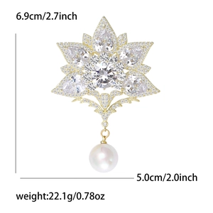 Luxuriöse Blumenbrosche im Hofstil mit Zirkonia und elegantem Perlenanhänger