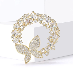 Broche couronne papillon dorée élégante avec cristaux de zircone pour les vestes