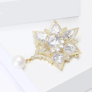 Luxuriöse Brosche im Hof-Stil mit Zirkonia-Blüten und einem eleganten Perlenanhänger