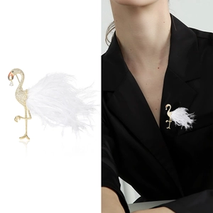 Broche flamant rose élégante en or avec cristaux blancs et détails de plumes douces