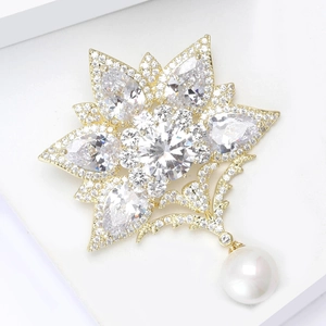 Luxuriöse Gold-Blumenbrosche mit Zirkonia-Kristallen und einem weißen Perlenanhänger
