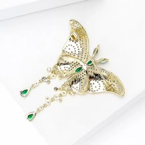 Broche papillon dorée avec glands en zircon vert pour costumes et manteaux
