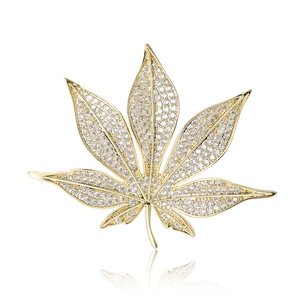 Minimalistische Ahornblatt-Brosche mit Zirkonia-Pflasterung und 14k Goldbeschichtung