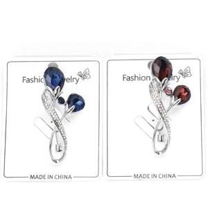 Détail de broches tulipes en cristal avec gemmes bleu et rouge bordeaux sur supports