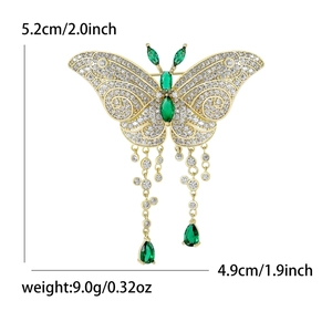 Broche papillon dorée élégante avec ailes en zircon et pendentifs à glands verts