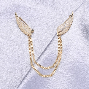 Broche ailes d'ange dorées avec pierres blanches étincelantes et chaînettes élégantes