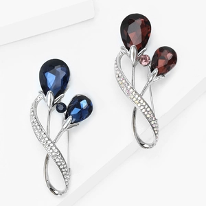 Broches tulipes de luxe en cristal avec pierres bleues et rouges sur socle blanc