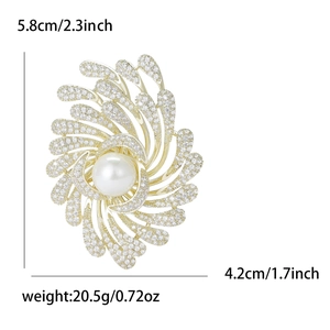 Broche fleur dorée élégante avec oxydes de zirconium et perle centrale, 5,8x4,2 cm