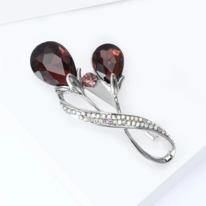 Vue détaillée d'une broche tulipe en cristal avec pierres rouges et strass irisés
