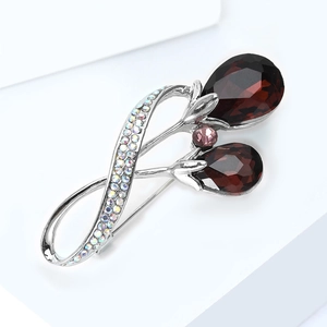 Détail de la broche tulipe de luxe avec pierres rouge foncé et cristaux AB brillants