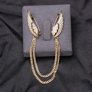 Luxueuse Broche Chaîne Aile d'Ange en Cuivre Zirconia Or Strass Gland Épingle de Revers pour Costume Manteau Bijoux Femme