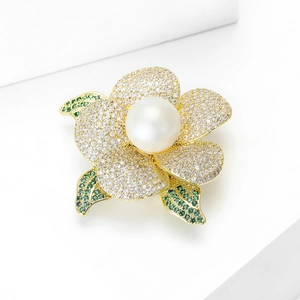 Makro-Detail der Kamelien-Brosche mit Perle und Pavé-Zirkonia-Blütenblättern in Gold