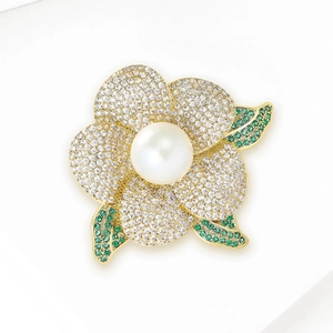 Detailansicht der Blumenbrosche mit weißer Perle, Zirkonia und grünen Edelsteinblättern