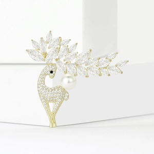 Eleganter Gold-Rentier-Brosche mit Zirkonia-Kristallen und einer großen weißen Perle