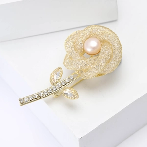 Élégante broche en forme de rose avec pétales en maille dorée, perle rose et cristaux