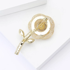 Broche rose exquise en cuivre et zircon avec pétales tissés dorés et fermoir de sécurité