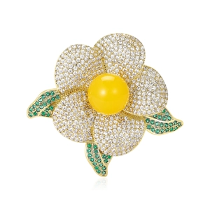 Eleganter Kamelien-Brosche mit Zirkonia-Blütenblättern und bernsteinfarbener Mitte