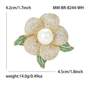Luxus Kamelien Brosche mit Mikro-Zirkonia Blütenblättern und großer zentralen Perle