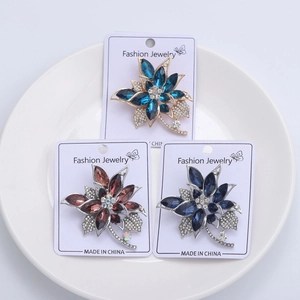 Lot de trois élégantes broches fleurs en strass coloris marine, bordeaux et bleu paon